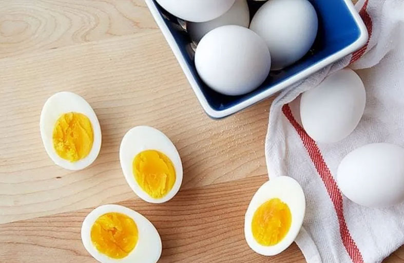 تنتقم من طليقها ببيض مسموم يقتل طفلاً