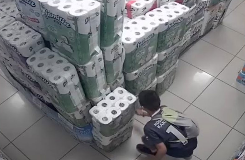 طفل يُحدث  كارثة بمتجر 