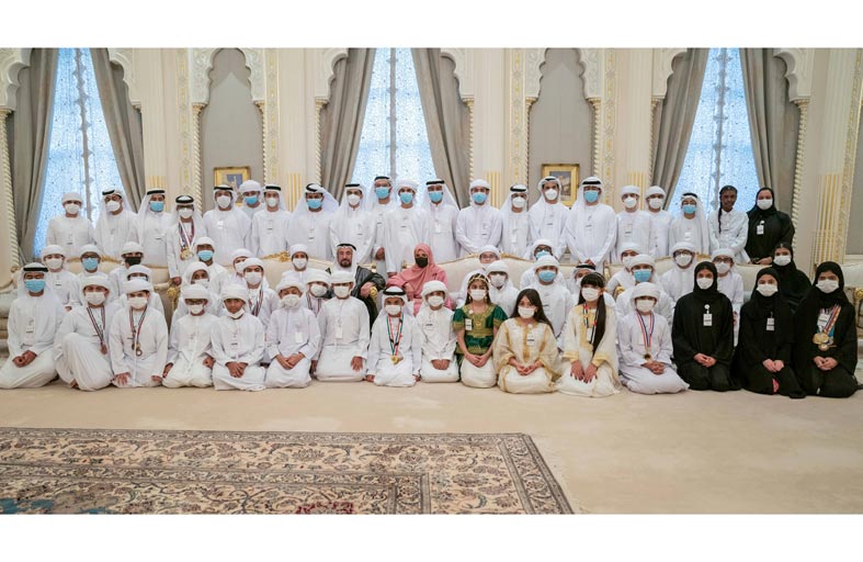 حاكم الشارقة و قرينته يستقبلان أصحاب الإنجازات العلمية من منتسبي مؤسسات ربع قرن