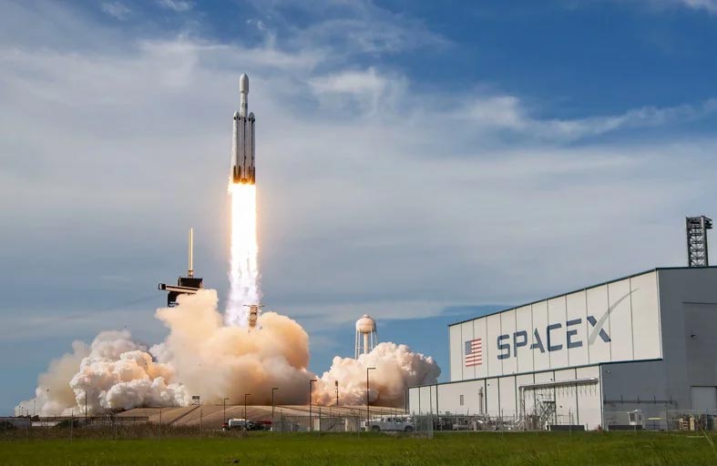 أول رحلة فضائية مأهولة فوق قطبَي الأرض 