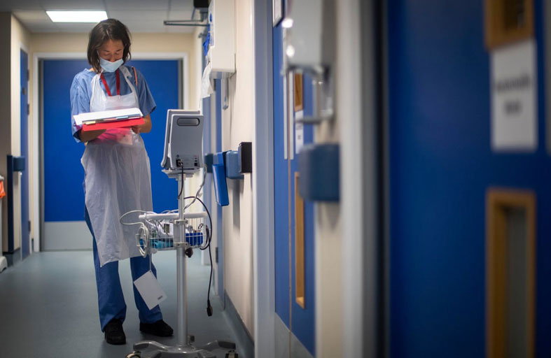 أطباء بريطانيون يحذرون من موجة ثانية لجائحة كورونا 