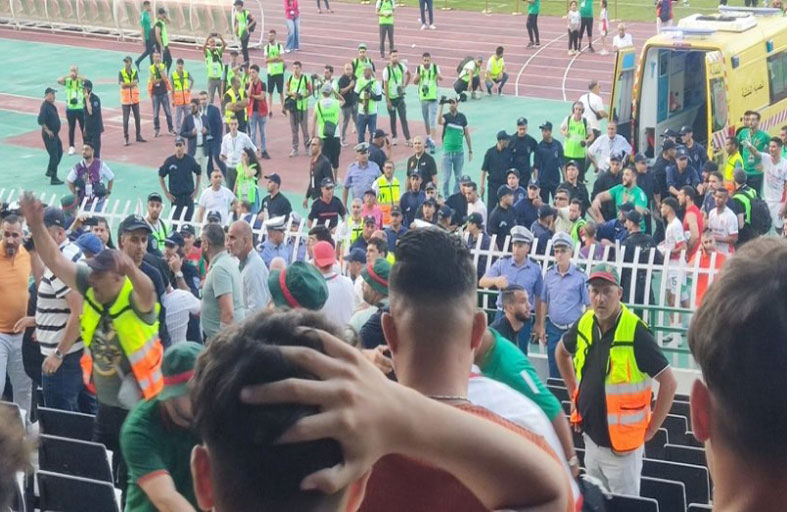 وفاة ثلاثة مشجعين في حادث سقوط من مدرجات ملعب في العاصمة الجزائرية 