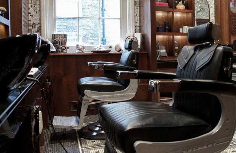 طفل يتعرض للضرب داخل صالون حلاقة