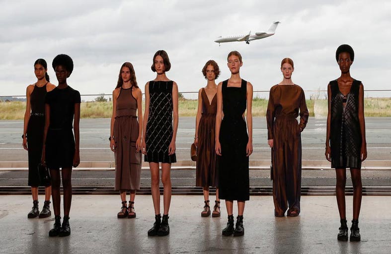 عرض أزياء داخل حظيرة طائرات 