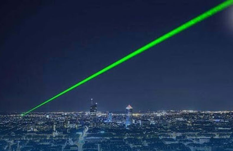 أشعة ليزر «غادرة» تحرق عين طيار في السماء
