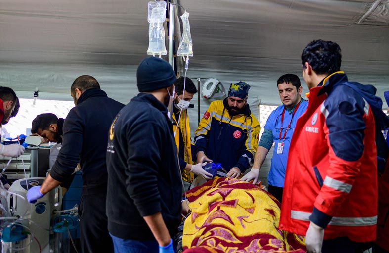  مسعفون يكافحون لإنقاذ ناجين من الزلزال في مستشفى ميداني 