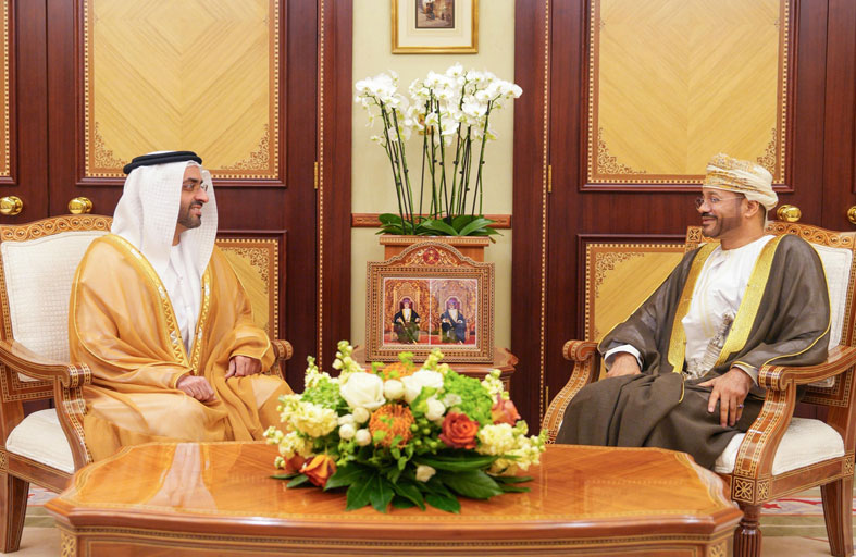 سفير الإمارات يسلم نسخة من أوراق اعتماده إلى وزير خارجية سلطنة عُمان