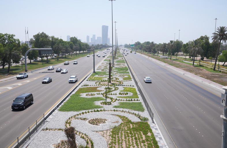 بلدية مدينة أبوظبي تنفذ أعمال التجميل الطبيعي للجزيرة الوسطية في شارع الخليج العربي