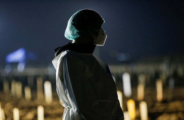 رجال شرطة بوجوه أشباح المتوفين بكورونا!