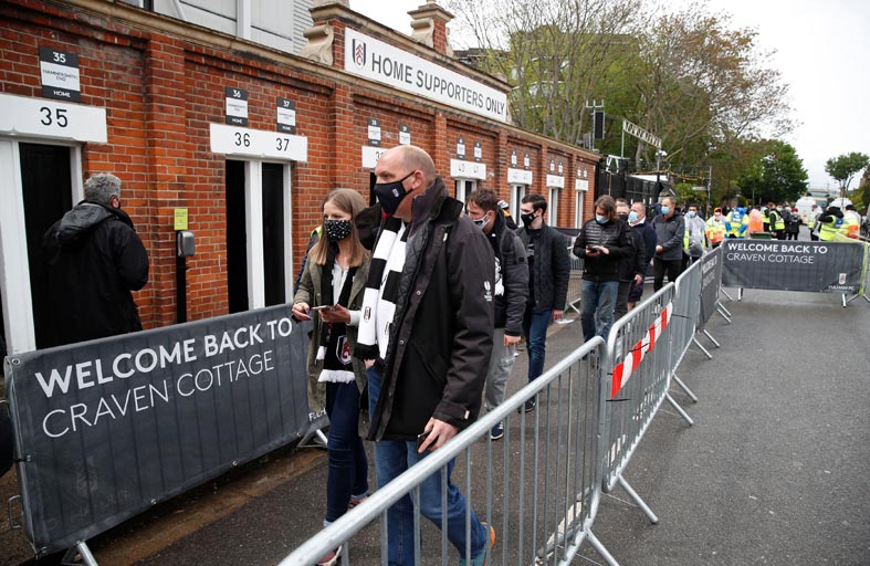 مصابون بكورونا شاركوا بتجمعات حاشدة في بريطانيا 