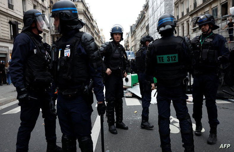 الشرطة الفرنسية تشتبك مع محتجين 