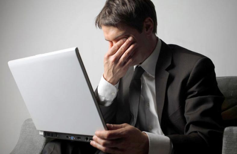 باحثون يكتشفون اكتئاب الشباب بالإنترنت 