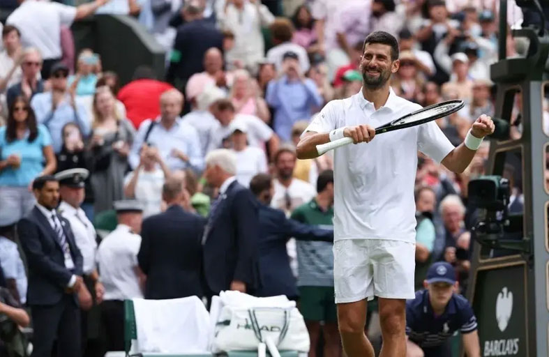 ديوكوفيتش يطلب نصيحة من نجله للتغلب على كوبولي 