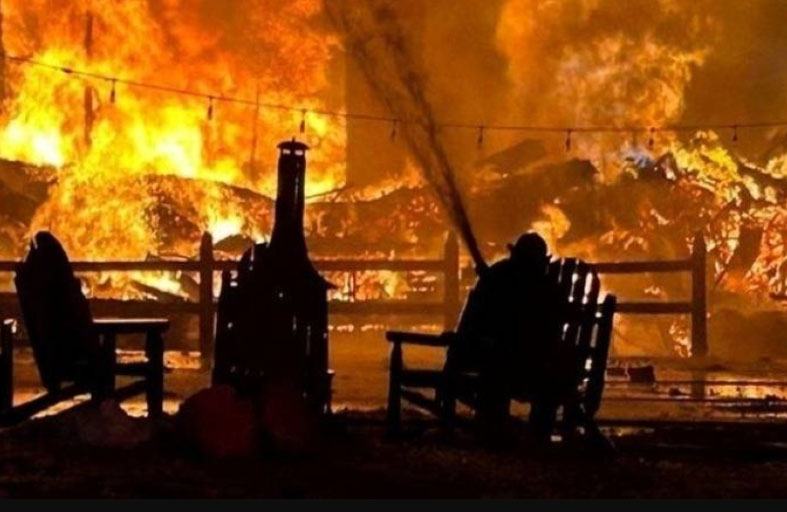 حريق يدمر منتجعاً عمره 139 عاماً