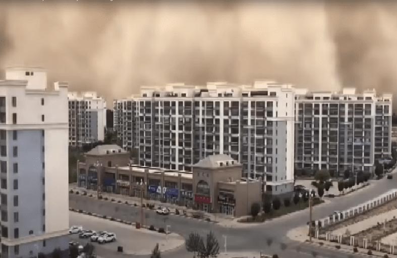 جدار رملي عملاق يبتلع مدينة