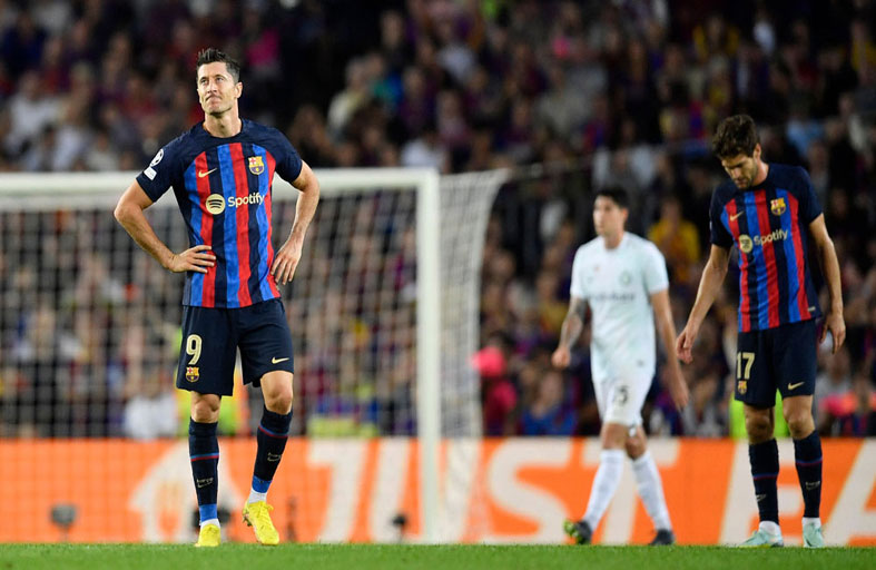 برشلونة يواجه خطر الخروج المبكر من دوري الأبطال 