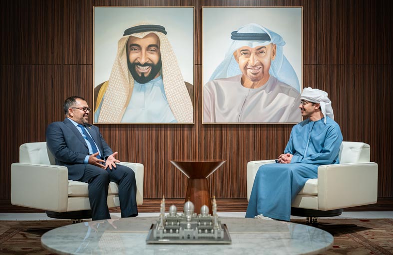 رئيس الدولة يتلقى رسالة خطية من رئيس المالديف تسلمها عبدالله بن زايد