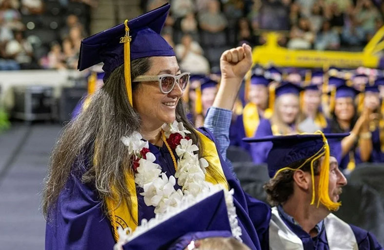 أم كفيفة لـ5 أبناء تتخرج بامتياز رغم التحديات