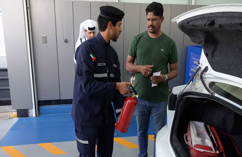 أبوظبي للدفاع المدني تطلق مبادرة فحص المركبات