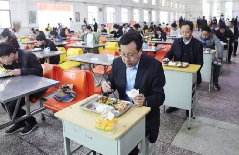 شركة تعاقب موظفيها بسبب استراحة الغداء 