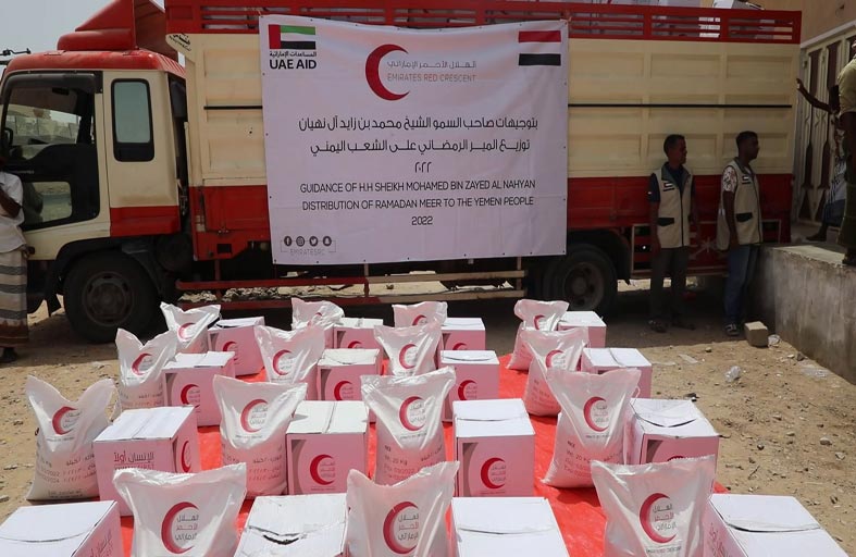 الهلال الأحمر توزع مئات الأطنان من المير الرمضاني على الأشقاء في اليمن