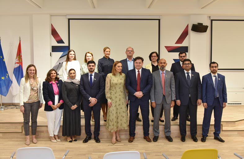 حكومتا الإمارات وصربيا تبحثان تعزيز التبادل المعرفي في قطاعات الخدمات والقدرات الحكومية والذكاء الاصطناعي