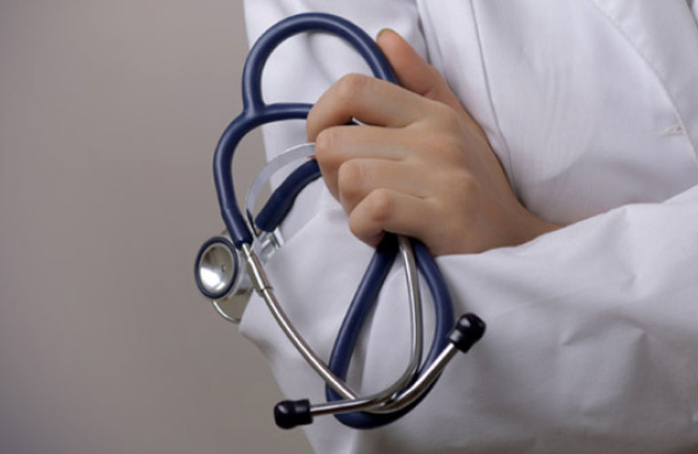 طبيب ينقذ طفلة بالصدفة اختنقت في الشارع