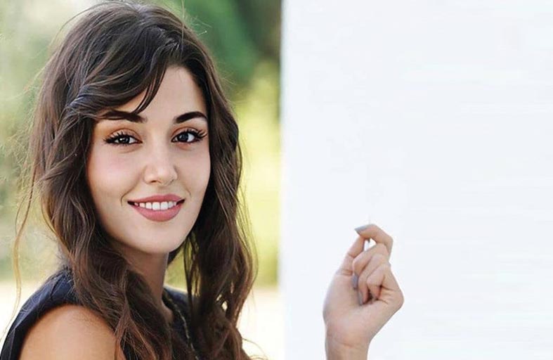 هاندا أرتشيل بإطلالة كلاسيكية