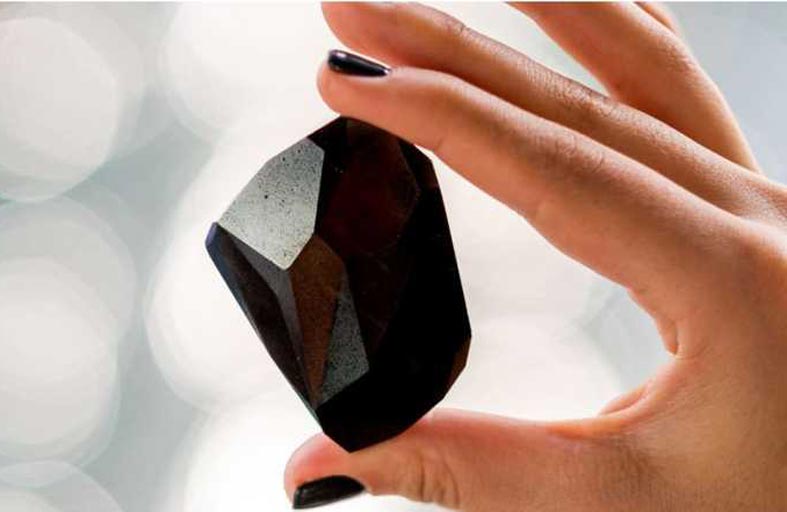 الماسة اللغز.. سباق محموم للفوز بالقطعة الأغلى