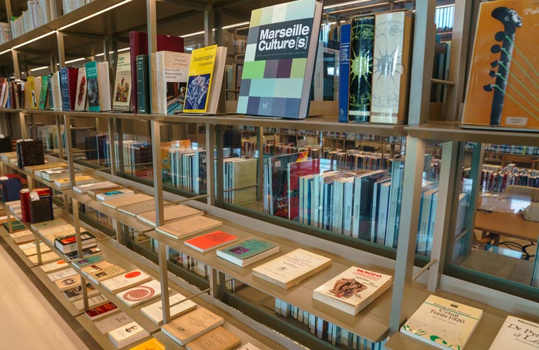 حاكم الشارقة يهدي بيت الحكمة 646 مؤلفاً تاريخياً نادراً باللغة الفرنسية