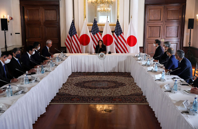 هاريس تندد بإجراءات الصين خلال زيارة لليابان 