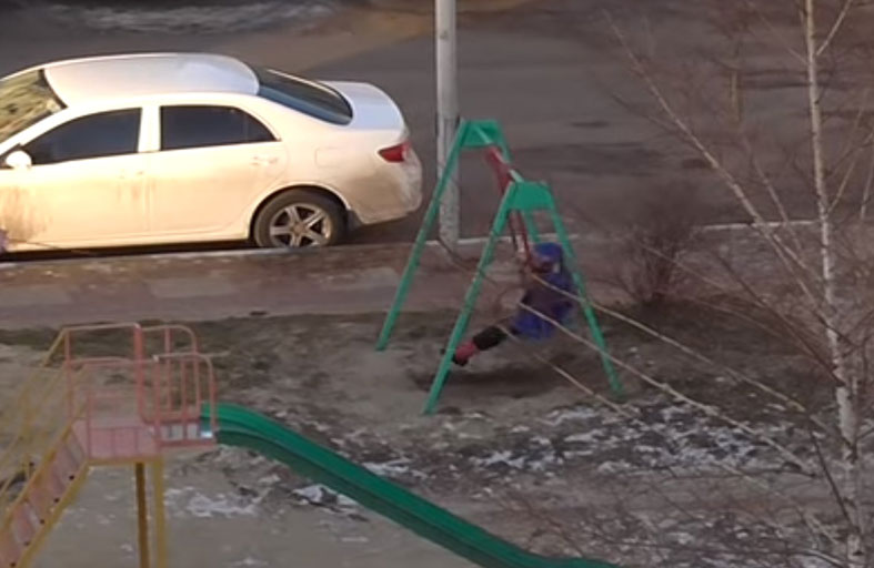 أمٌّ في الدور الرابع تلاعب ابنها في الشارع 