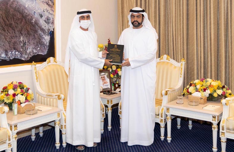 محمد الشرقي يستقبل حمد النقبي لحصوله على الدكتوراه في القانون العام