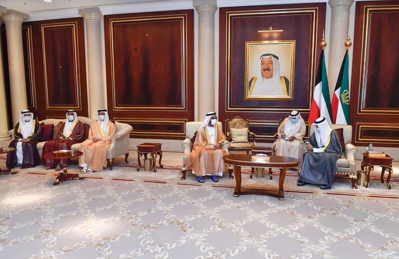 محمد بن راشد يقدم واجب العزاء لأمير الكويت في وفاة الشيخ صباح الأحمد الجابر الصباح