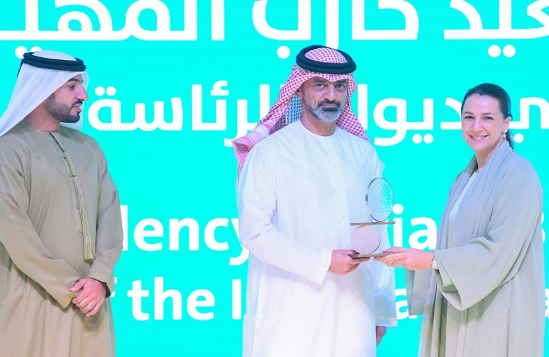مؤتمر عجمان الدولي للبيئة يمنح مريم المهيري درع الشخصية البيئية