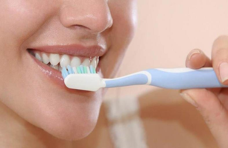 التنظيف بالفرشاة بعد الفطور يضر بالأسنان