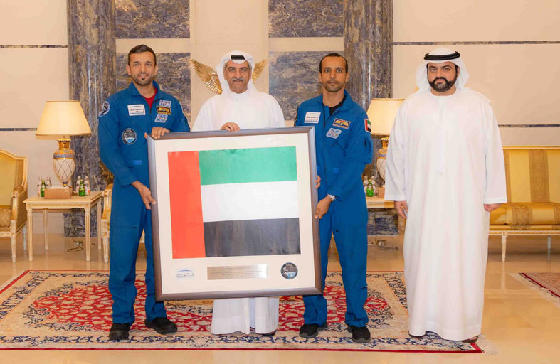 حاكم الفجيرة يستقبل رائدي الفضاء سلطان النيادي وهزاع المنصوري وفريق مهمة «طموح زايد 2»