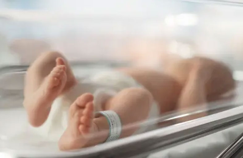 طفلة أجبرت على الولادة في المنزل