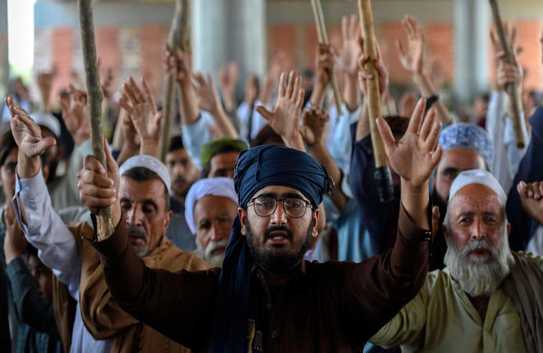 إطلاق سراح شرطيين باكستانيين احتجزهما متظاهرون 