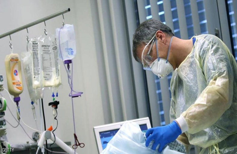 أطباء ألمان يحتجون عرايا لنقص الكمامات