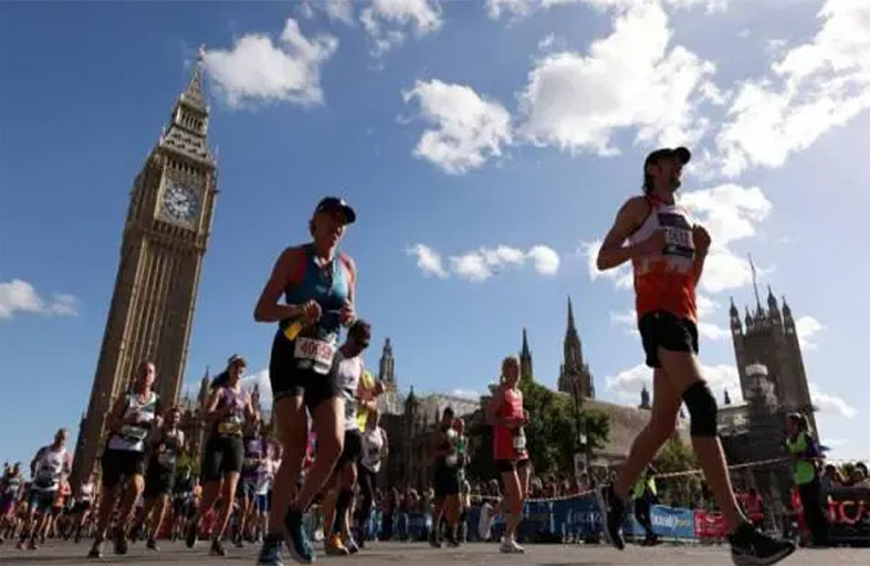 إيقاف عداءة لاستقلالها سيارة خلال الماراثون 