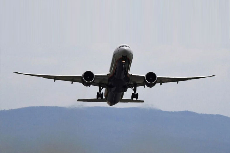 خبراء يحذرون المسافرين جوا: الطائرات تعجّ بالجراثيم