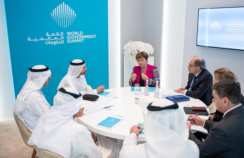 محمد بن هادي الحسيني يعقد سلسلة لقاءات مع مسؤولين ووزراء المالية لعدد من الدول المشاركة في القمة