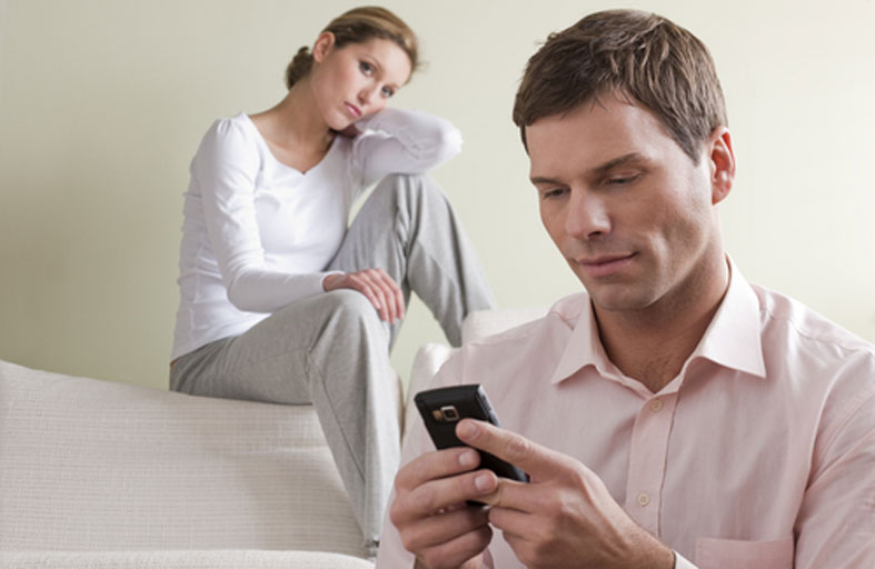 وضعية الهاتف ترتبط بخيانة الشريك 