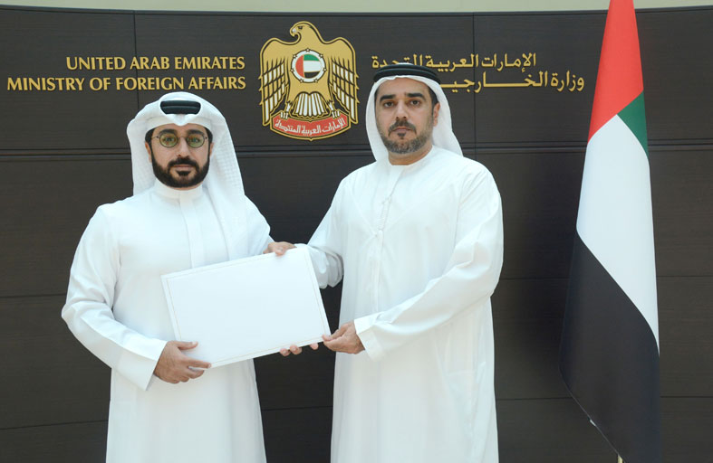 نائب مدير مكتب وزارة الخارجية في دبي يتسلّم البراءة القنصلية من القنصل العام لمملكة البحرين