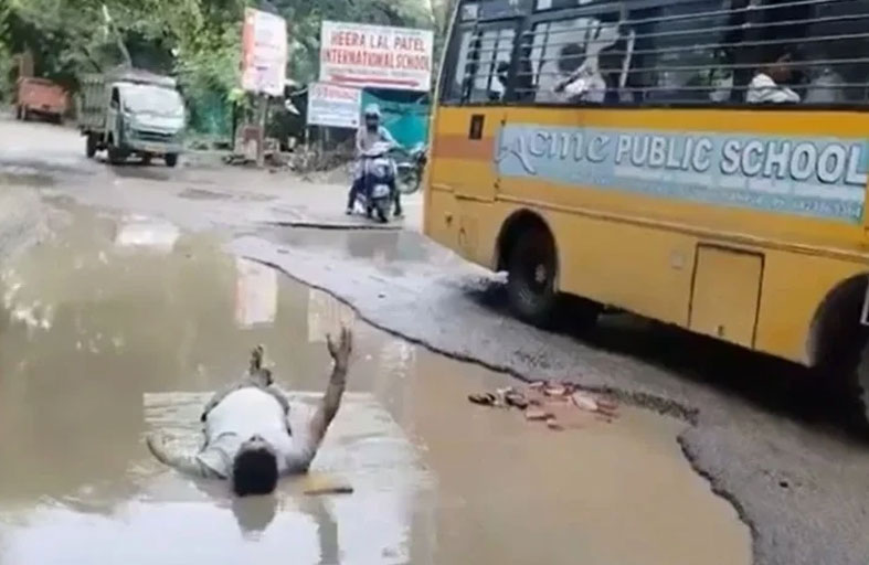 ينام داخل حفرة احتجاجاً على تدهور الطرق