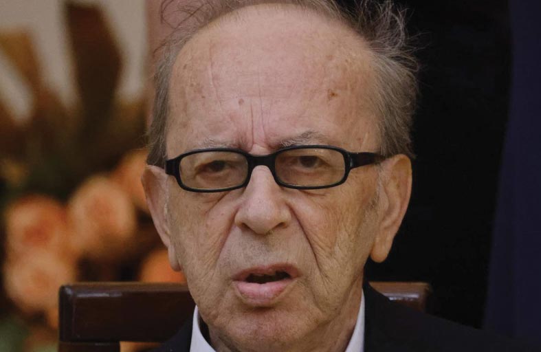 وفاة الكاتب الألباني إسماعيل كاداري 