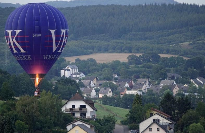 منطاد يصطدم بسطح منزل في ألمانيا