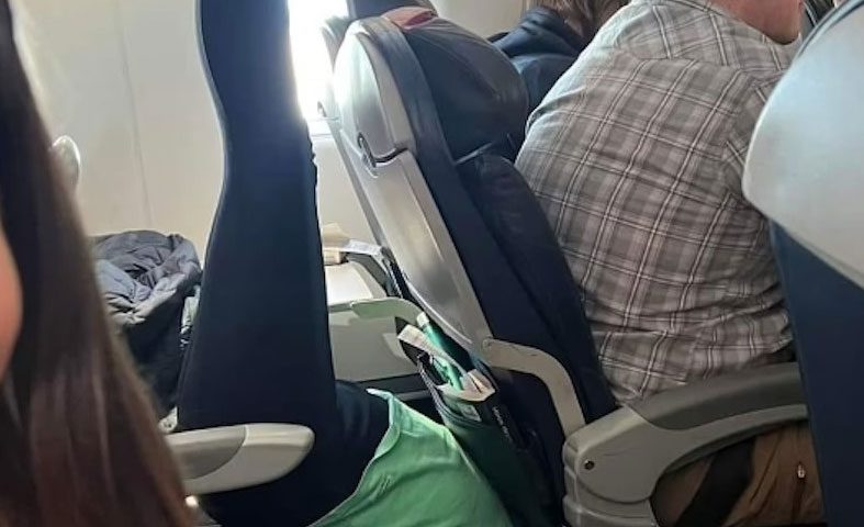 مسافرة تثير الجدل بممارستها اليوغا على متن الطائرة