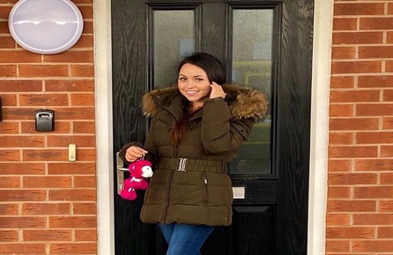 اعتقدت أن عدساتها اللاصقة تالفة.. فأمضت 771 يوماً في المستشفى